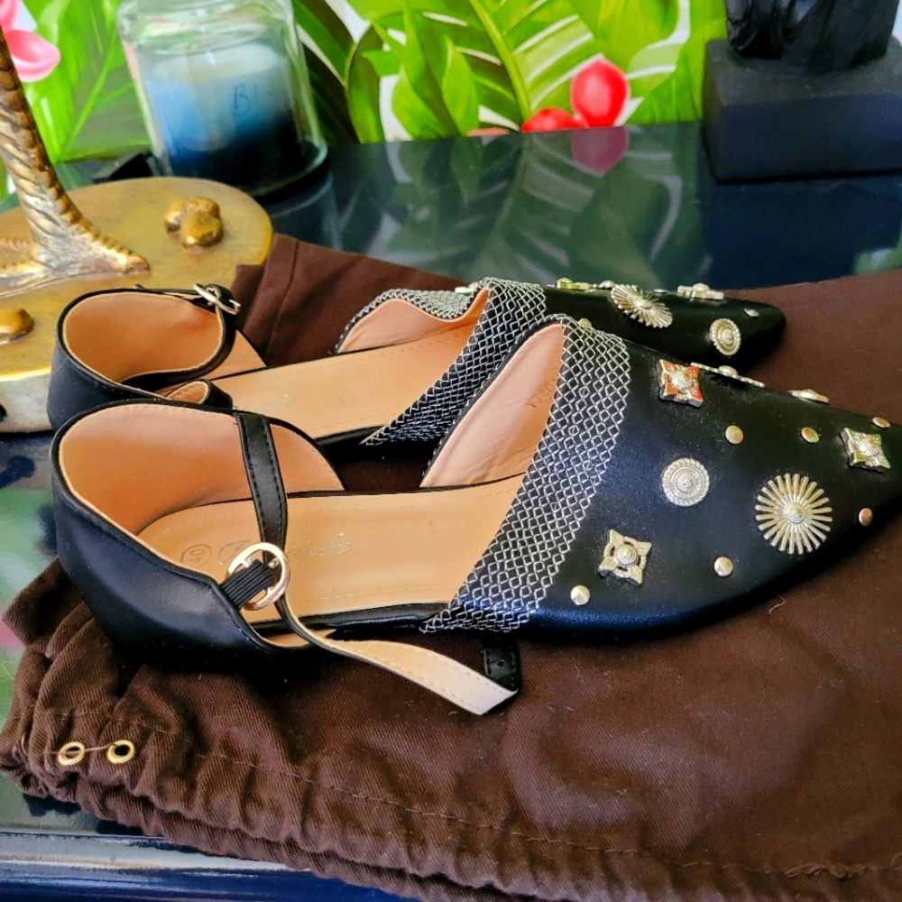 WOMEN FLAT